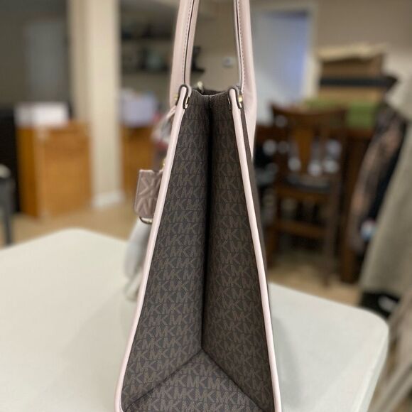 MICHAEL KORS Mirella
Large Logo Brown Tote Bag
Powder Blush Multi - Picture 7 of 7